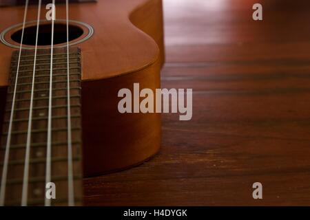 Ukulele Gitarre auf Holztisch hautnah Stockfoto