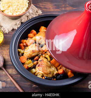 Tajine mit gekochtem Hühnerfleisch und Gemüse Stockfoto