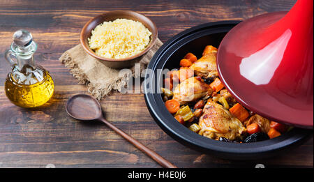 Tajine mit gekochtem Hühnerfleisch und Gemüse Stockfoto