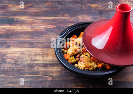 Tajine mit gekochtem Hühnerfleisch und Gemüse Stockfoto