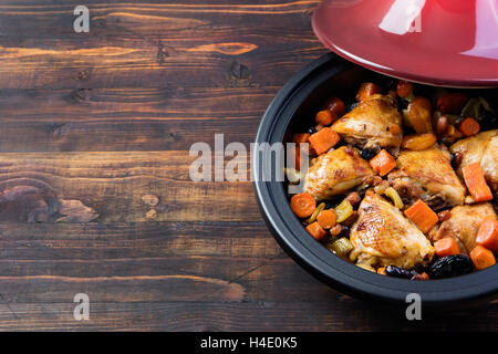 Tajine mit gekochtem Hühnerfleisch und Gemüse Stockfoto