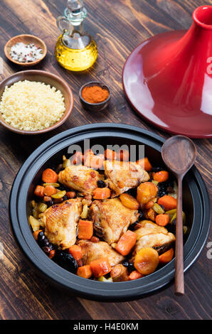 Tajine mit gekochtem Hühnerfleisch und Gemüse Stockfoto