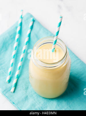 Mango-Kokos-Joghurt-Smoothie im Weckglas Stockfoto