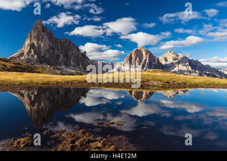 Seeblick. RA Gusela und Tofana di Rozes (Tofane) Berggipfel. Die Ampezzo Dolomiten. Blick vom Giau Pass. Veneto, Italienische Alpen. Europa. Stockfoto