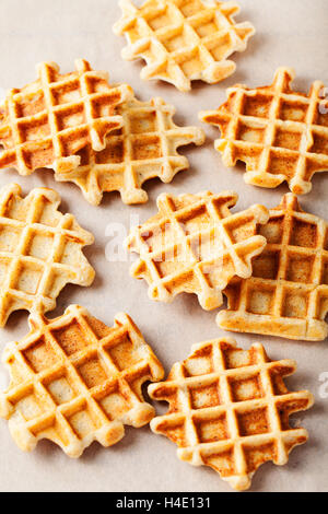 Vollkorn belgische Waffeln auf Papierhintergrund Stockfoto