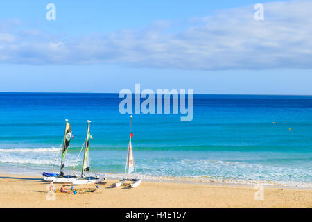 MORRO JABLE, FUERTEVENTURA - 7. Februar 2014: Katamaran-Boot am Strand in Morro Jable. Dies ist ein beliebter Ferienort auf der Insel Fuerteventura. Stockfoto