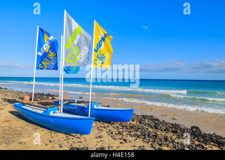 MORRO JABLE, FUERTEVENTURA - 7. Februar 2014: Katamaran-Boot am Strand in Morro Jable. Dies ist ein beliebter Ferienort auf der Insel Fuerteventura. Stockfoto