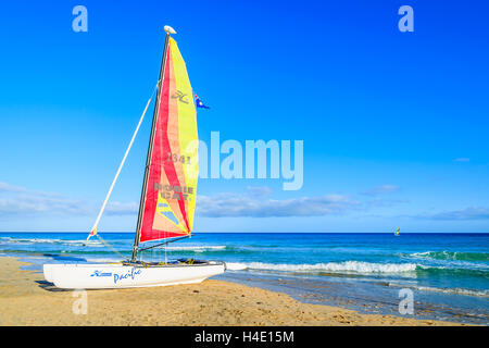 MORRO JABLE, FUERTEVENTURA - 3. Februar 2014: Katamaran-Boote am Strand in Morro Jable. Dies ist ein beliebter Ferienort auf der Insel Fuerteventura. Stockfoto