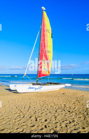 MORRO JABLE, FUERTEVENTURA - 3. Februar 2014: Katamaran-Boote am Strand in Morro Jable. Dies ist ein beliebter Ferienort auf der Insel Fuerteventura. Stockfoto