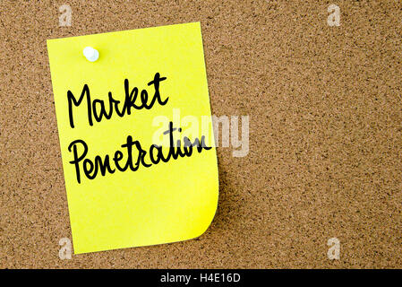 Markt eindringen geschriebene Text auf gelbem Papier Hinweis festgesteckt auf Pinnwand mit weißen Reißzwecke. Firmen-Konzept-image Stockfoto