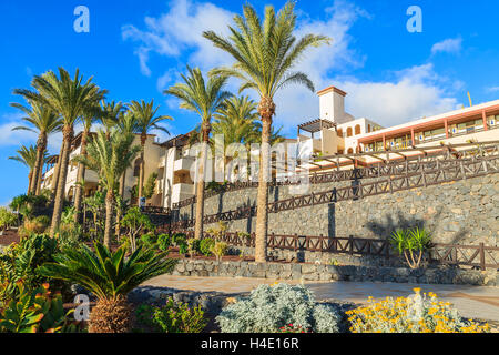 MORRO JABLE, FUERTEVENTURA - FEB 6: tropische Gärten des Luxushotels in Stadt von Morro Jable am 6. Februar 2014. Dies ist ein beliebter Ort für Touristen auf der Insel Fuerteventura. Stockfoto