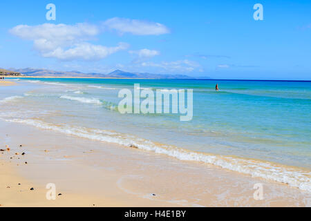 Schönen goldenen Sand und das türkisfarbenes azurblaue Meer Wasser am Sotavento Strand Jandia Peninsula, Fuerteventura, Kanarische Inseln, Spanien Stockfoto
