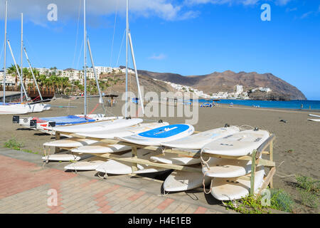 LAS PLAYITAS, FUERTEVENTURA - 4 FEB: Surfbretter am Strand in Las Playitas Dorf am 4. Februar 2014, Fuerteventura, Kanarische Inseln, Spanien Stockfoto