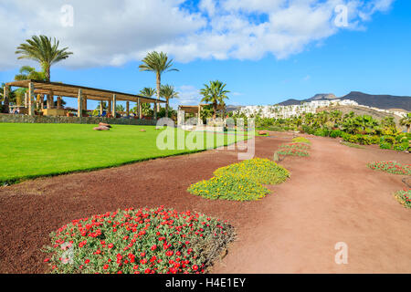 LAS PLAYITAS, FUERTEVENTURA - 7. Februar 2014: schönen Hotelgarten auf Küste von Fuerteventura Insel. Kanarischen Inseln sind ein beliebtes Urlaubsziel. Stockfoto