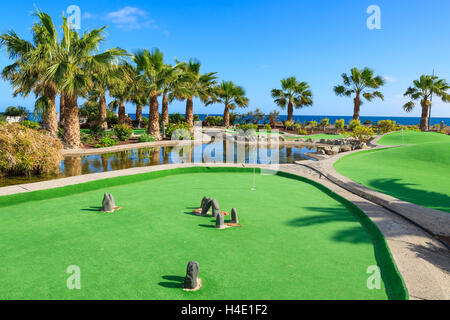 LAS PLAYITAS, FUERTEVENTURA - 7. Februar 2014: schönen Hotelgarten auf Küste von Fuerteventura Insel. Kanarischen Inseln sind ein beliebtes Urlaubsziel. Stockfoto