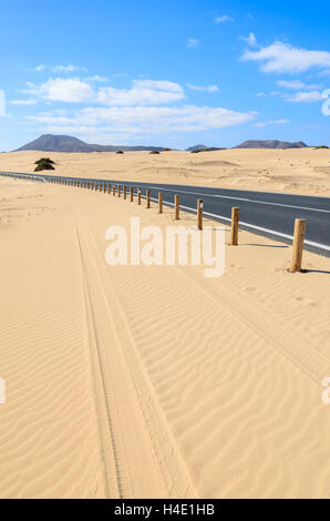 Straße in der Wüstenlandschaft von Sanddünen im Nationalpark von Corralejo, Fuerteventura, Kanarische Inseln, Spanien Stockfoto