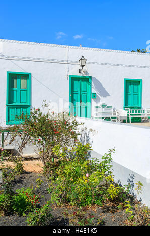 Typischen kanarischen Stil weißen Haus mit grünen Türen und Fenstern in ländlichen Gegend von La Oliva Village, Fuerteventura, Kanarische Inseln, Spanien Stockfoto