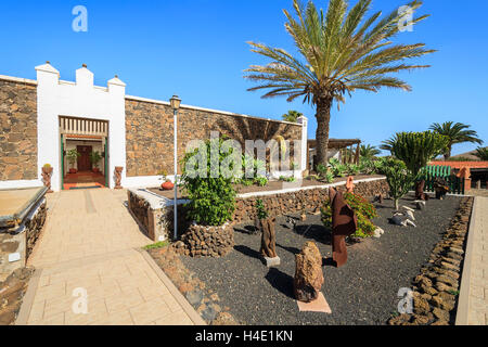 Gebäude im kanarischen Stil und tropischen Pflanzen in La Oliva Village Erbe Art Center, Fuerteventura, Kanarische Inseln, Spanien Stockfoto