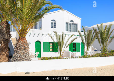 Typischen kanarischen Stil weiße Villa Ferienhaus mit grünen Fenstern und Türen in El Cotillo Dorf, Fuerteventura, Kanarische Inseln, Spanien Stockfoto