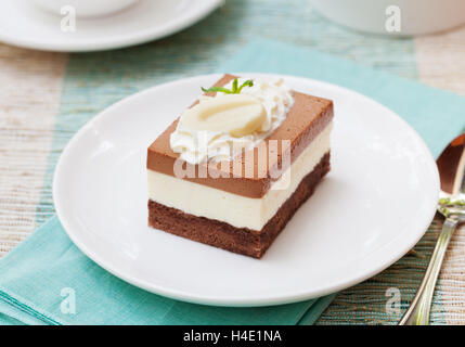 Drei Schokoladenmousse Kuchen auf einem weißen Teller Stockfoto