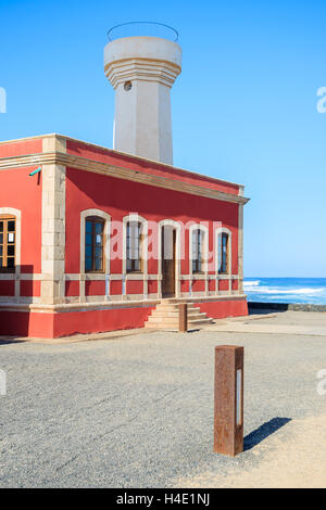 Rote Fassade des Leuchtturms aufbauend auf Punta de Toston in der Nähe von El Cotillo Stadt, Fuerteventura, Kanarische Inseln, Spanien Stockfoto