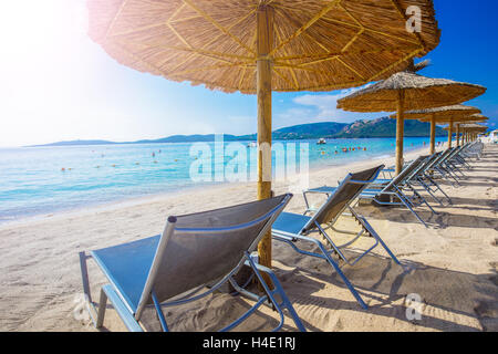 Strandkörbe mit einem weißen Sand am Strand von San Ciprianu in der Nähe von Porto-Vecchio in Korsika, Frankreich, Europa Stockfoto