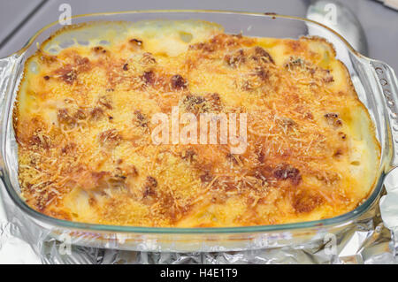 Kartoffelauflauf mit Käse Stockfoto