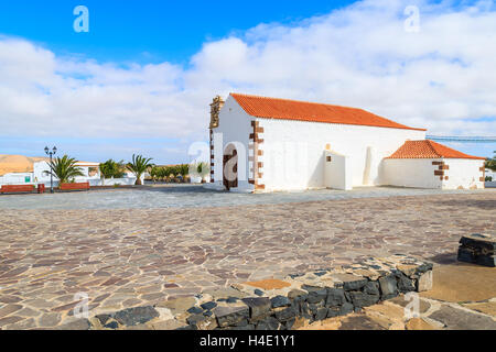 Typische weiße Kirche in Llanos De La Conception Dorf auf der Insel Fuerteventura, Spanien Stockfoto