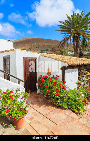 BETANCURIA, Insel FUERTEVENTURA - 6. Februar 2014: typisches Haus und Geschäft in Betancuria Dorf das meistbesuchte Bergdorf auf der Insel Fuerteventura. Stockfoto