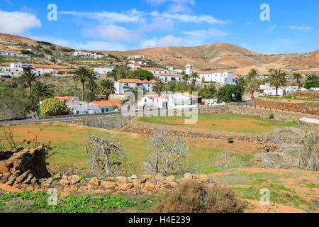 Blick auf Betancuria Dorf und die berühmte Kathedrale Santa Maria, Fuerteventura, Kanarische Inseln, Spanien Stockfoto