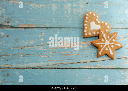 Handgemachte Winter Lebkuchen auf einem blauen Hintergrund aus Holz. Weihnachten Hintergrund. Stockfoto