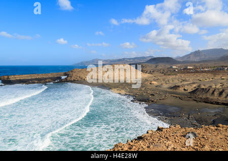 Schöne Bucht und schwarzen Sandstrand vulkanischen in La Pared, Fuerteventura, Kanarische Inseln, Spanien Stockfoto