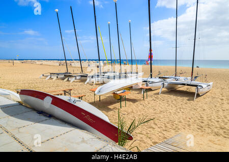 MORRO JABLE, FUERTEVENTURA - 7. Februar 2014: Katamaran-Boote am Strand in Morro Jable. Dies ist ein beliebter Ferienort auf der Insel Fuerteventura. Stockfoto