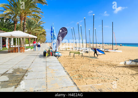 MORRO JABLE, FUERTEVENTURA - 7. Februar 2014: Promenade am Strand in Morro Jable. Dies ist ein beliebter Ferienort auf der Insel Fuerteventura. Stockfoto