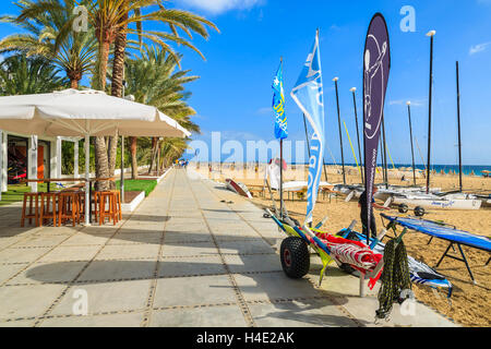 FUERTEVENTURA, Kanarische Inseln, Spanien - 7. Februar 2014: Promenade entlang sandigen Strand in Morro Jable Stadt. Viele Touristen besuchen die Insel, um Wassersport zu tun. Stockfoto