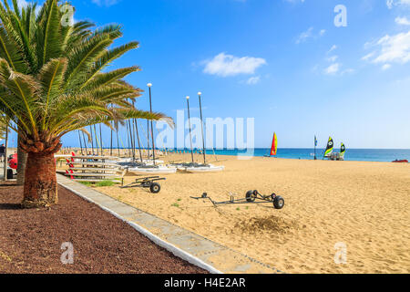 FUERTEVENTURA, Kanarische Inseln, Spanien - 7. Februar 2014: Blick auf Sandstrand in Morro Jable Stadt. Viele Touristen besuchen die Insel, um Wassersport zu tun. Stockfoto