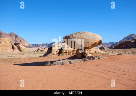 Der Pilz, einer Felsformation in der Wüste Wadi Rum. Jordanien. Stockfoto