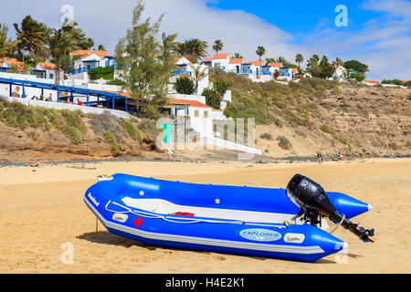 MORRO JABLE, FUERTEVENTURA - 7 FEB: Beiboot an einem Strand in Morro Jable am 7. Februar 2014. Dies ist ein beliebter Ferienort auf der Insel Fuerteventura. Stockfoto