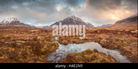 Highlands, Glencoe, Buachaille Etive Mor, Berge mit Schnee bedeckt an einem Wintertag mit sumpfigen Moor Land im Vordergrund Stockfoto