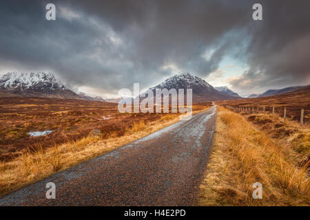Landstraße durch das Hochland, Glencoe, Buachaille Etive Mor, mit Bergen an einem Wintertag im Schnee bedeckt. Stockfoto