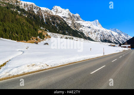 Straße im Pitztal Valley bedeckt mit Schnee, Alpen, Österreich Stockfoto