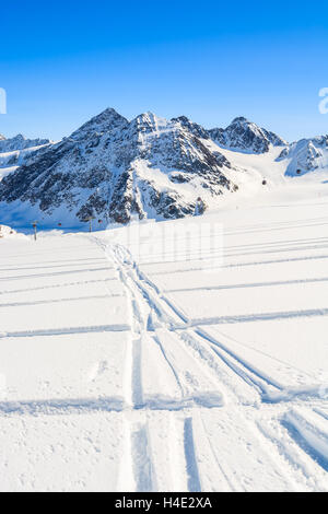 Loipen im österreichischen Wintersportort des Pitztals, Österreichische Alpen Stockfoto