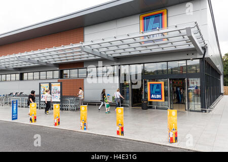 Aldi store Front mit Kunden und Barrieren, Großbritannien Stockfoto