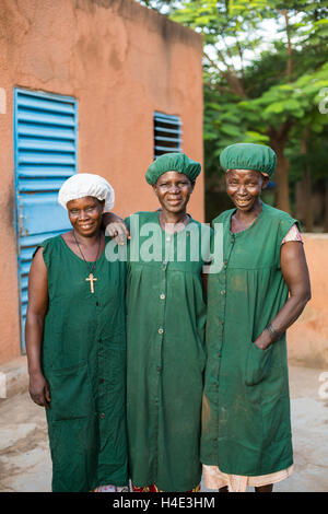 Mitarbeiter setzen sich gemeinsam ein Fair-Trade-Shea-Butter-Produktionsstandort in Réo in Burkina Faso, Westafrika. Stockfoto