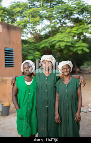 Mitarbeiter setzen sich gemeinsam ein Fair-Trade-Shea-Butter-Produktionsstandort in Réo in Burkina Faso, Westafrika. Stockfoto