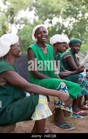 Mitarbeiter sitzen zusammen an einer Fair-Trade-Shea-Butter-Produktionsstätte in Réo in Burkina Faso, Westafrika. Stockfoto