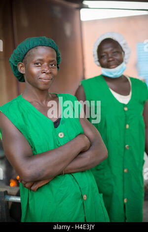 Mitarbeiter setzen sich gemeinsam ein Fair-Trade-Shea-Butter-Produktionsstandort in Réo in Burkina Faso, Westafrika. Stockfoto