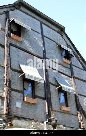 Fachwerk Fassade mit Jalousien in windows Stockfoto