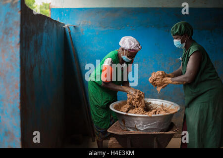 Mitarbeiter arbeiten daran, manuell churn Shea Butter bei einer Fair-Trade-Produktionsstätte in Réo in Burkina Faso. Stockfoto