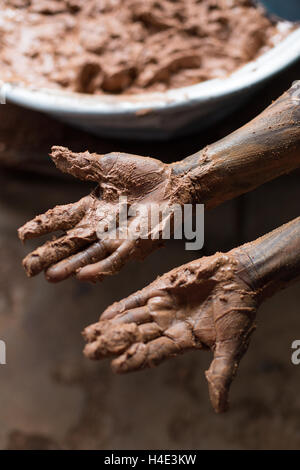 Mitarbeiter arbeiten daran, manuell churn Shea Butter bei einer Fair-Trade-Produktionsstätte in Réo in Burkina Faso. Stockfoto